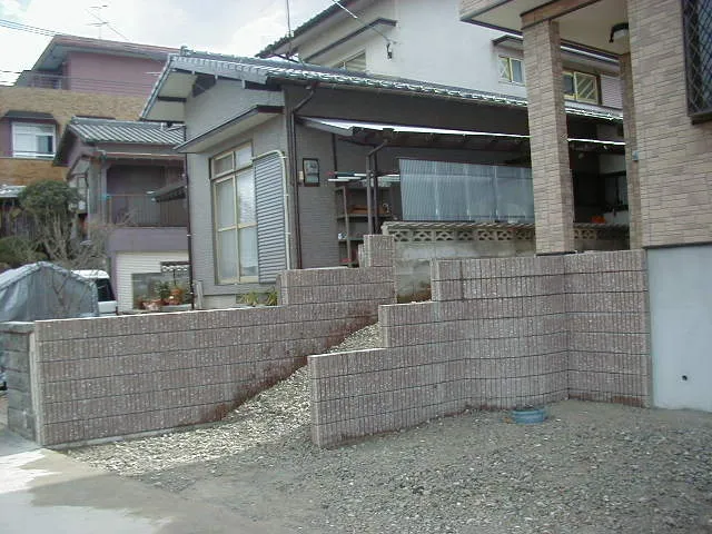 丸太でナチュラルな目隠しフェンス（糟屋郡志免町）施工写真1