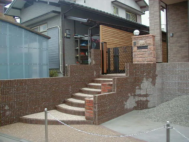 丸太でナチュラルな目隠しフェンス（糟屋郡志免町）施工写真2