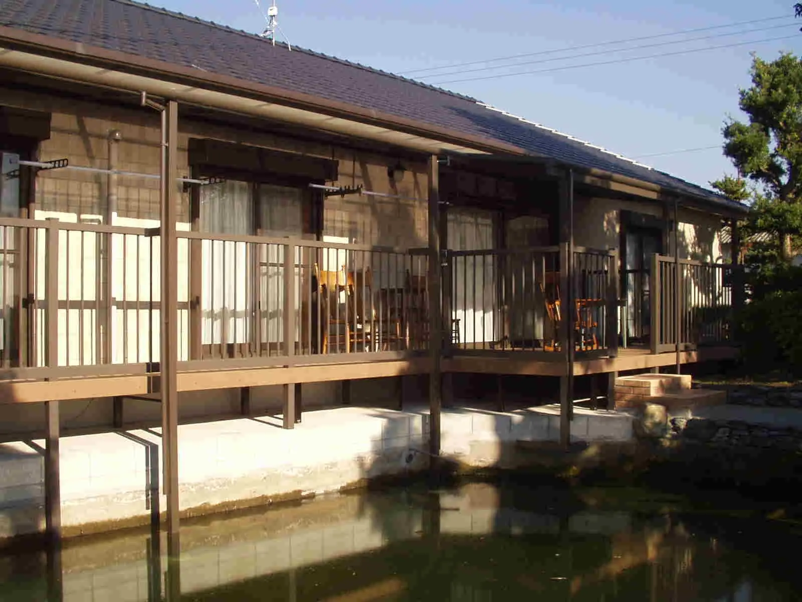 池を望めるウッドデッキが欲しい